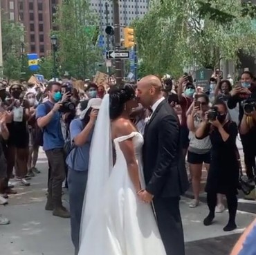 Usai Pemberkatan, Pasangan Pengantin Ini Ikut Unjuk Rasa di AS