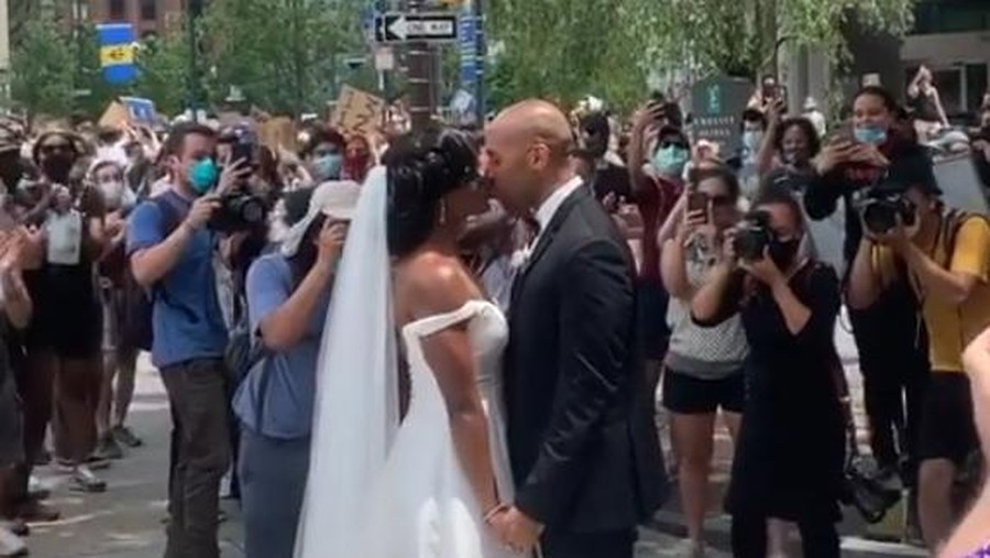 pasangan pengantin ikut demo