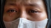 PEMAKAMAN KORBAN HELIKOPTER JATUH Istri almarhum Lettu Wisnu Tia Aruni, Yuanita Rahmawati menitikkan air mata saat prosesi pemakaman suaminya di Tempat Pemakaman Umum Kembangarum (Bergota II), Semarang, Jawa Tengah, Minggu (7/6/2020). Lettu Wisnu Tia Aruni merupakan satu dari empat prajurit TNI AD yang tewas dalam insiden kecelakaan helikopter MI-17 V5 di Kawasan Industri Kendal (KIK), Jateng pada Sabtu (6/6/2020). ANTARA FOTO/Aji Styawan/foc.