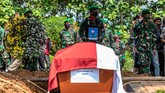 PEMAKAMAN KORBAN HELIKOPTER JATUH Sejumlah prajurit TNI bersiap saat prosesi pemakaman Lettu Wisnu Tia Aruni di Tempat Pemakaman Umum Kembangarum (Bergota II), Semarang, Jawa Tengah, Minggu (7/6/2020). Lettu Wisnu Tia Aruni merupakan satu dari empat prajurit TNI AD yang tewas dalam insiden kecelakaan helikopter MI-17 V5 di Kawasan Industri Kendal (KIK), Jateng pada Sabtu (6/6/2020). ANTARA FOTO/Aji Styawan/foc.