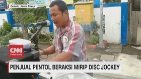 VIDEO: Penjual Pentol Beraksi Mirip Disc Jockey