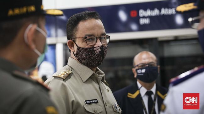 Gubernur DKI Jakarta Anies Baswedan  memantau new normal  masa transisi PSBB di kawasan Stasiun MRT  Sudirman dan Dukuh Atas, Jakarta 8 Juni 2020.