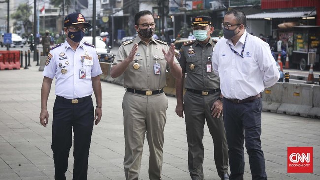 Gubernur DKI Jakarta Anies Baswedan  memantau new normal  masa transisi PSBB di kawasan Stasiun MRT  Sudirman dan Dukuh Atas, Jakarta 8 Juni 2020.