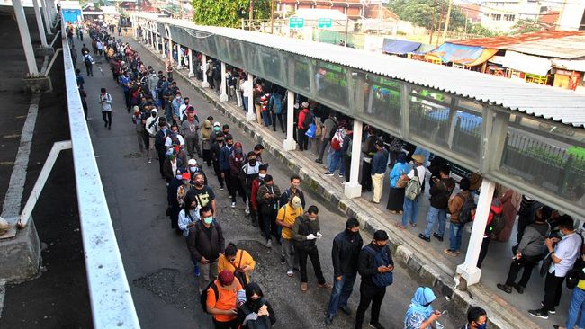 Ratusan calon penumpang KRL Commuter Line mengantre menuju pintu masuk Stasiun Bogor di Jawa Barat, Senin (8/6/2020). Antrean panjang calon penumpang tersebut terjadi saat dimulainya aktivitas perkantoran di Jakarta di tengah masa transisi Pembatasan Sosial Berskala Besar (PSBB) pandemi COVID-19. ANTARA FOTO/Arif Firmansyah/wsj.
