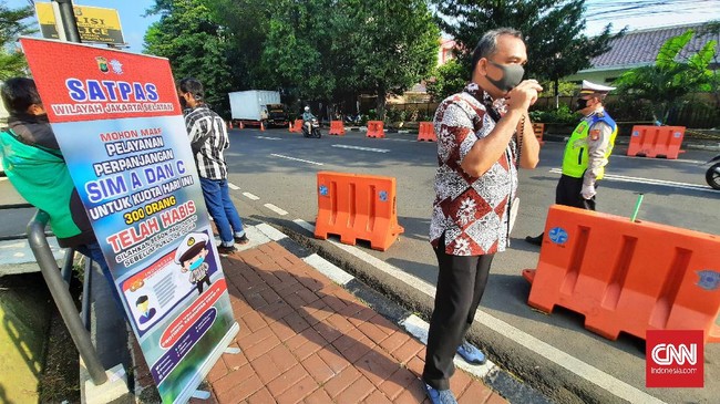 Antrean layanan perpanjangan SIM di Polres Jaksel, Senin (8/6).