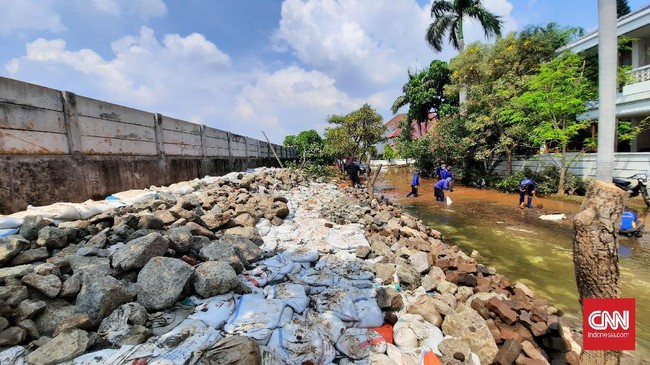 Sejumlah petugas masih melakukan pembersihan sisa-sisa air yang menggenangi sejumlah rumah warga di Perumahan Pantai Mutiara, Pluit, Jakut hingga Senin (8/6) siang.