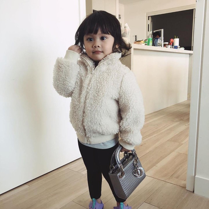 <span style="color: #222222; font-family: Arial, Helvetica, sans-serif; font-size: small;">Enggak kalah dengan bunda Acha Septriasa, penampilan Bridgia stylish banget ya. (Foto: Instagram @septriasaacha)</span>