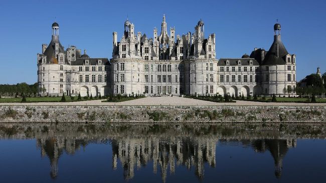 (FILES) A file photo taken on June 12, 2017, shows the Chateau de Chambord (The Castle of Chambord) in Chambord. - The Chambord Castle reopens its doors to the public on June 5, 2020 following a closure due to the measure adopted by the French Government to curb the spread of the COVID-19, (the novel coronavirus). (Photo by LUDOVIC MARIN / AFP)