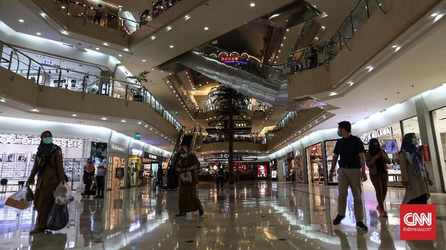 Pengunjung di Metropolitan Mall, Bekasi, Senin, 8 Juni 2020. Sejumlah pusat perbelanjaan di kota Bekasi mulai di buka hari ini dengan protokol kesehatan. CNNIndonesia/Safir Makki