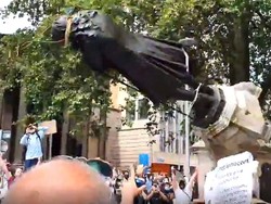 Demonstran George Floyd di Inggris Robohkan Patung Pedagang Budak
