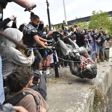 Makin Ricuh, Demo Black Lives Matter Hancurkan Patung Edwards Colston