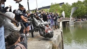 img-title Makin Ricuh, Demo Black Lives Matter Hancurkan Patung Edwards Colston