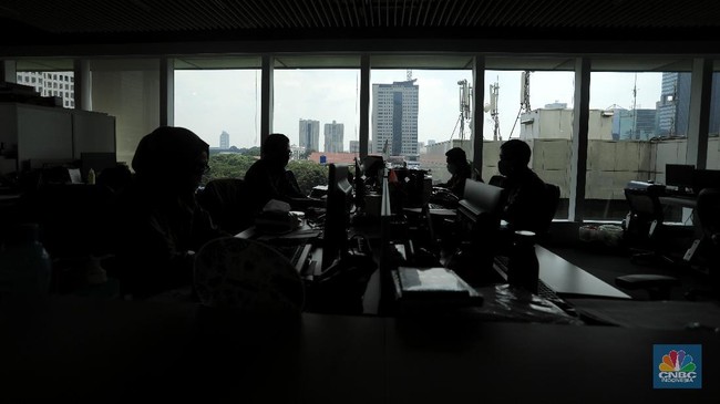 Tabungan Susut, Konsumsi Ditopang Pinjaman — Sinyal Daya Beli Tertekan
