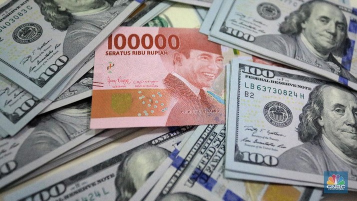 Ilustrasi Rupiah dan dolar (CNBC Indonesia/Andrean Kristianto)