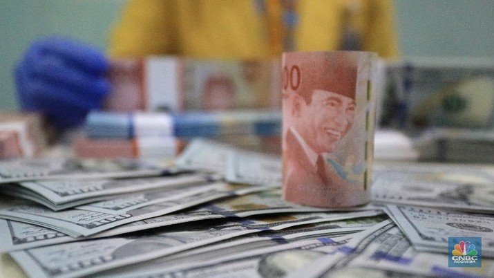 Ilustrasi Rupiah dan dolar (CNBC Indonesia/Andrean Kristianto)