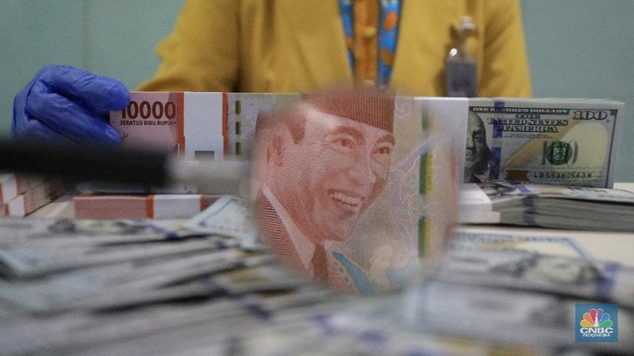 Ilustrasi Rupiah dan dolar (CNBC Indonesia/Andrean Kristianto)