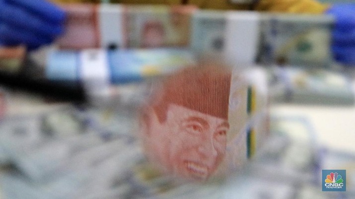 Ilustrasi Rupiah dan dolar (CNBC Indonesia/Andrean Kristianto)