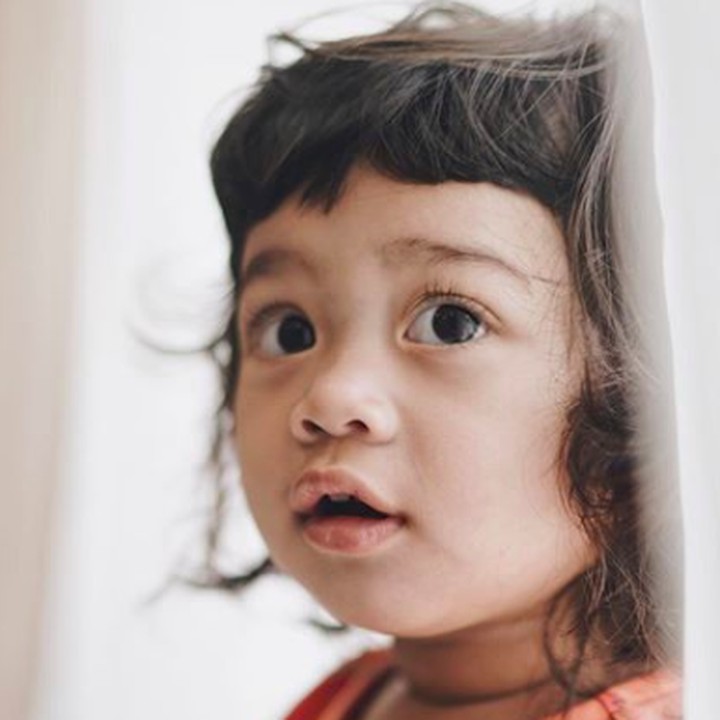 <p>Di usia batita, tingkah Kalea semakin lucu dan menggemaskan. Ayah Tarra Budiman suka memanggilnya dengan sebutan 'Si Koala'. (Foto: Instagram @tarrabudiman)</p>