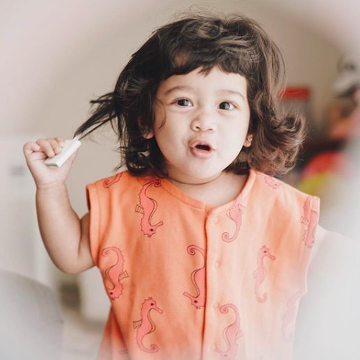 <p>"<em>Si banyak gaya mulai beraksi, salah satu anak kecil yang gemasnya tiada tara mulai meresahkan rumah kami, dengan keluguannya dia menghanyutkan hati Ibu dan Ayahnya..</em>" begitu <em>caption</em> yang ditulis ayah Tarra Budiman. (Foto: Instagram @tarrabudiman)</p>