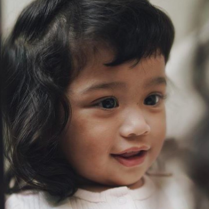 <p>"<em>Ya Allah.. cantiknya kmu sama seperti Ibu, semoga jiwa ini selalu bisa buat kmu selalu tersenyum dan merasa bahagia. Aamiin,</em>" begitu doa ayah Tarra Budiman. Sehat selalu ya Kalea... (Foto: Instagram @tarrabudiman)</p>
