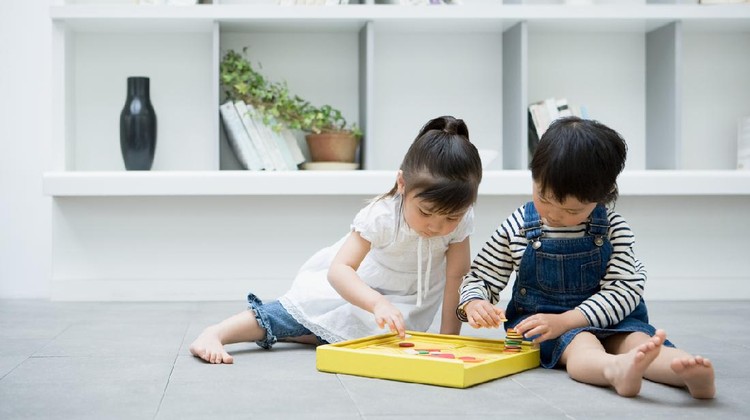 llustrasi anak berbagi mainan