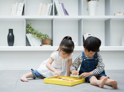 Bunda Perlu Tahu, Cara Tepat Mendidik Anak Agar Senang Berbagi Sejak Dini