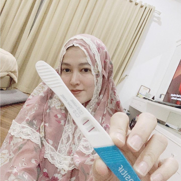 <p>Lyra Virna hamil di usia yang sudah tak muda lagi, yakni 39 tahun. "<em>Penantian 7 tahun, di usia yg sudah ga muda lagi, bagaimanapun ini anugerah buat umi, alhamdulillahillazii binikmatihii tatimmushaalihaat, apapun keadaannya ini adalah hadiah besar buat Umi, I promise i'll take care of you</em>," tulis Lyra di akun IG-nya. (Foto: Instagram @lyravirna)</p>