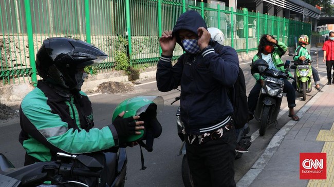 Ojek online mulai mengangkut penumpang saat masa transisi PSBB  Jakarta  di kawasan Blora, 8 juni 2020.
