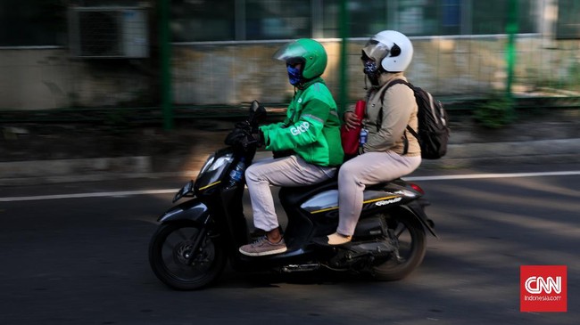 Ojek online mulai mengangkut penumpang saat masa transisi PSBB  Jakarta  di kawasan Blora, 8 juni 2020.
