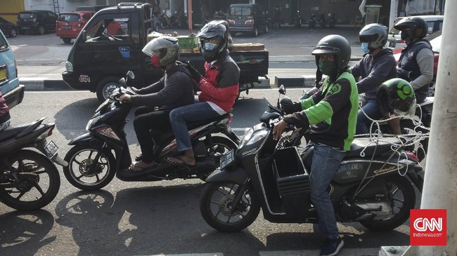 Dua perusahaan ride-hailing Gojek dan Grab sudah mulai mengaktifkan fitur layanan angkut penumpang. Namun, tak banyak mitra pengemudi yang terlihat mengangkut penumpang.