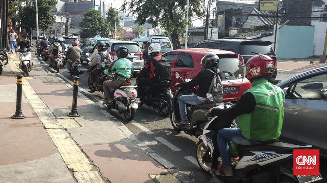 Pemerintah bakal mencairkan bantuan langsung tunai (BLT) BBM untuk para pengemudi ojek baik online dan konvensional, nelayan, hingga UMKM mulai Oktober 2022.