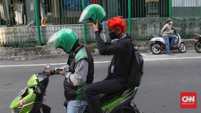 Ojek online mulai mengangkut penumpang saat masa transisi PSBB  Jakarta  di kawasan Blora, 8 juni 2020.