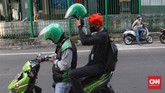 Ojek online Ojek online mulai mengangkut penumpang saat masa transisi PSBB Jakarta di kawasan Blora, 8 juni 2020.