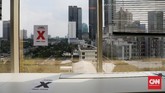Para pekerja perkantoran di DKI Jakarta Para pekerja perkantoran di DKI Jakarta mulai hari ini resmi beraktivitas lagi seiring kebijakan transisi Pembatasan Sosial Berskala Besar (PSBB). Karyawan yang bekerja di kantor hanya 50% saja dan sisanya tetap bekerja di rumah. (CNN Indonesia/ Safir Makki)