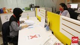 Para pekerja perkantoran di DKI Jakarta Para pekerja perkantoran di DKI Jakarta mulai hari ini resmi beraktivitas lagi seiring kebijakan transisi Pembatasan Sosial Berskala Besar (PSBB). Karyawan yang bekerja di kantor hanya 50% saja dan sisanya tetap bekerja di rumah. (CNN Indonesia/ Safir Makki)