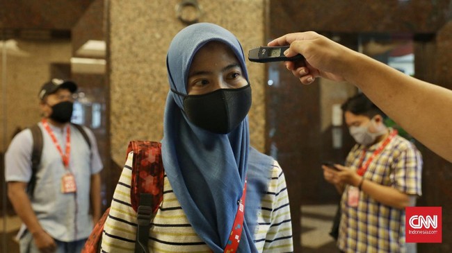 Para pekerja perkantoran di DKI Jakarta mulai hari ini resmi beraktivitas lagi seiring kebijakan transisi Pembatasan Sosial Berskala Besar (PSBB). Karyawan yang bekerja di kantor hanya 50% saja dan sisanya tetap bekerja di rumah. (CNN Indonesia/ Safir Makki)