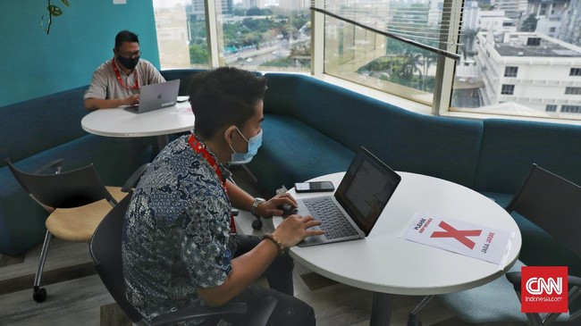 Para pekerja perkantoran di DKI Jakarta mulai hari ini resmi beraktivitas lagi seiring kebijakan transisi Pembatasan Sosial Berskala Besar (PSBB). Karyawan yang bekerja di kantor hanya 50% saja dan sisanya tetap bekerja di rumah. (CNN Indonesia/ Safir Makki)