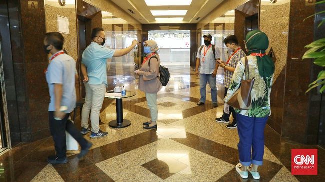 Para pekerja perkantoran di DKI Jakarta mulai hari ini resmi beraktivitas lagi seiring kebijakan transisi Pembatasan Sosial Berskala Besar (PSBB). Karyawan yang bekerja di kantor hanya 50% saja dan sisanya tetap bekerja di rumah. (CNN Indonesia/ Safir Makki)
