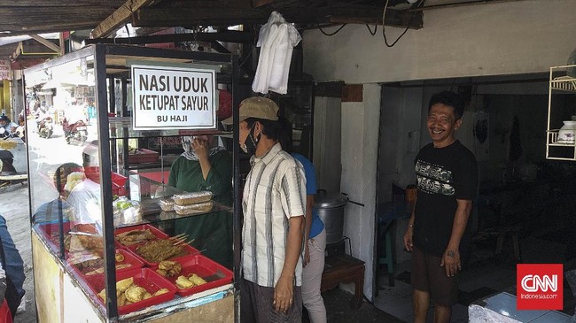 Pelaku usaha di sekitar Stasiun Depok mengaku masih sepi pelanggan meski PSBB sudah mulai dilonggarkan.