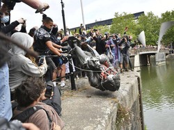 Banksy Ikut Bahagia Patung Colston yang Dirobohkan Pendemo George Floyd
