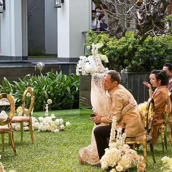 <p>Prosesi pun berlangsung penuh haru terlebih ketika Fitria Yusuf meminta restu pada ayahnya, Jusuf Hamka. (Foto: Instagram @fitriayusuf_official)</p>