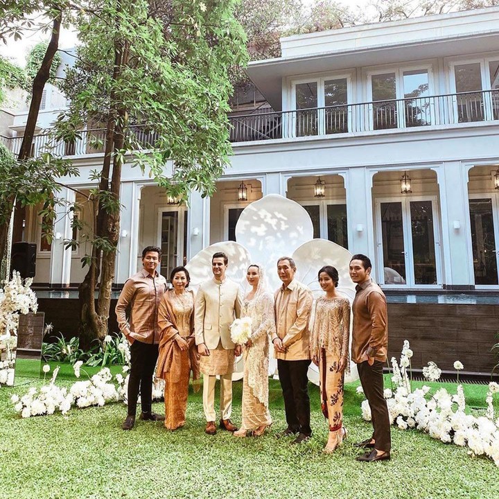 <p>CEO perusahaan tol Fitria Yusuf yang baru saja mualaf melangsungkan pernikahannya dengan Wakid Khalid pada Sabtu, 30 Mei 2020. (Foto: Instagram @fitriayusuf_official)</p>