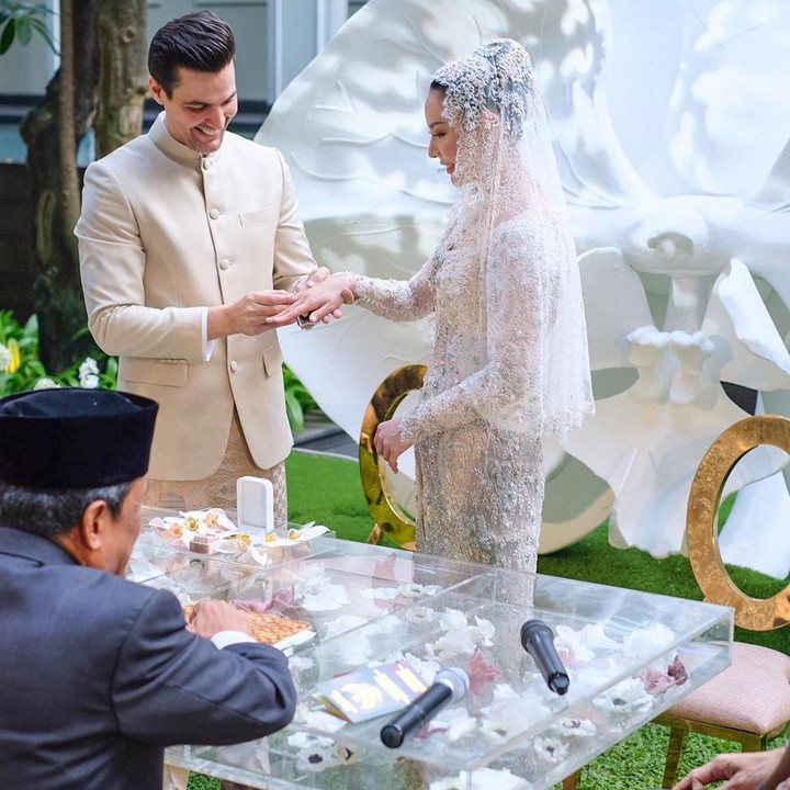 <p>Sang suami, Wakid Khalid adalah aktor dan model berdarah Iran. (Foto: Instagram @fitriayusuf_official)</p>