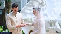 <p>Tahun 2020 lalu, Fitri menikah dengan seorang pria bernama Wakid Khalid, Bunda. "Alhamdullilah sah. Kami mengadakan akad nikah hanya didepan keluarga. Mohon maaf karena social distancing dan aturan psbb kami tidak dapat mengundang siapa-siapa," tulis Fitri sebagai keterangan fotonya. (Foto: Instagram @fitriayusuf_official)</p>