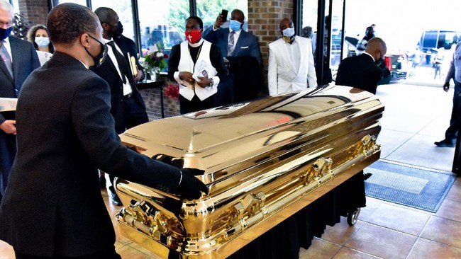 The casket is moved at the conclusion of the memorial service for George Floyd at the Cape Fear Conference B Church in Raeford, North Carolina, on June 6, 2020. - On May 25, 2020, Floyd, a 46-year-old black man suspected of passing a counterfeit $20 bill, died in Minneapolis after Derek Chauvin, a white police officer, pressed his knee to Floyd's neck for almost nine minutes. (Photo by Ed Clemente / POOL / AFP)