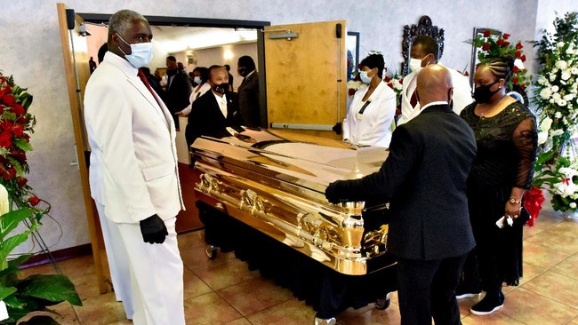 The casket is moved at the conclusion of the memorial service for George Floyd at the Cape Fear Conference B Church in Raeford, North Carolina, on June 6, 2020. - On May 25, 2020, Floyd, a 46-year-old black man suspected of passing a counterfeit $20 bill, died in Minneapolis after Derek Chauvin, a white police officer, pressed his knee to Floyd's neck for almost nine minutes. (Photo by Ed Clemente / POOL / AFP)