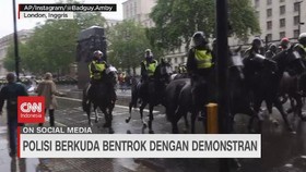 VIDEO: Polisi Berkuda Bentrok dengan Demonstran