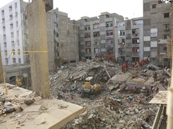 14 Orang Tewas Akibat Apartemen 5 Lantai di Pakistan Roboh
