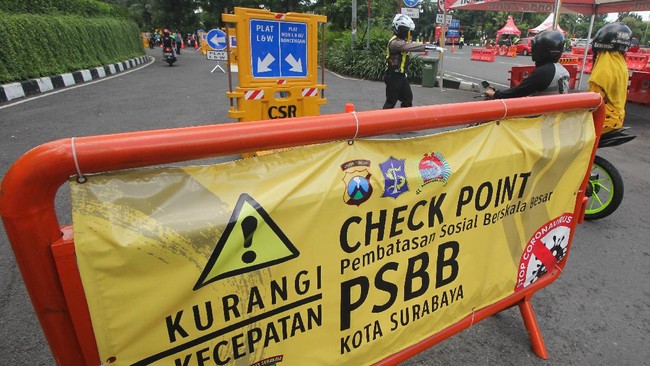 Pihak Istana Kepresidenan menyebut PSBB yang tepat diterapkan saat ini adalah PSBB transisi atau PSBB dengan pelonggaran agar kegiatan ekonomi bisa berjalan.