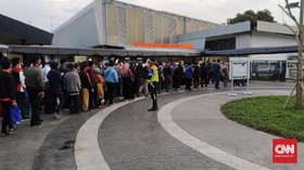 Pengguna KRL di Stasiun Tanah Abang Menumpuk Jam Pulang Kerja